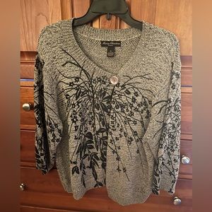 Woman’s knit sweater with single button flower detail throughout sz 2X like new